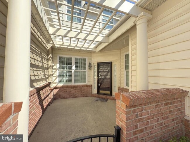 Building Photo - 44342 Oakmont Manor Square