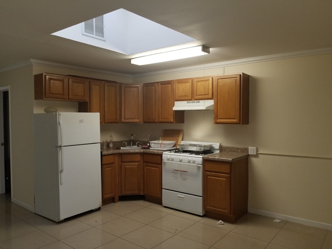 Foto principal - 1209 McDonald Ave