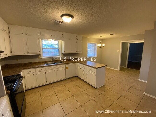 Building Photo - Spacious home that is great for entertaini...