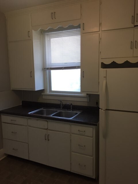 Building Photo - COMING SOON!! 2 bed 1 bath Moline home with garage!