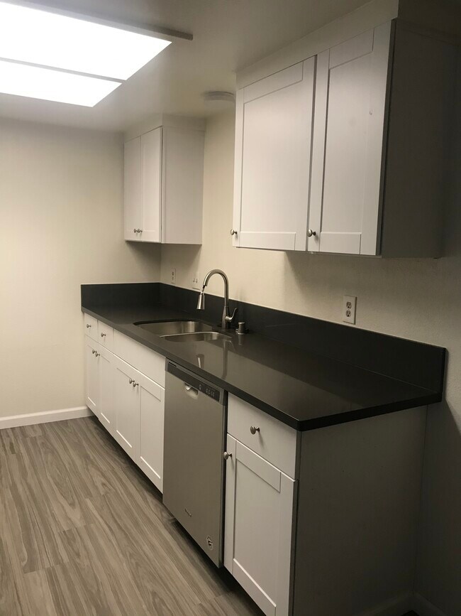 Foto del edificio - 1366 E Oak Ave