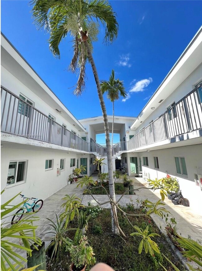 Foto del edificio - 8035 Crespi Blvd