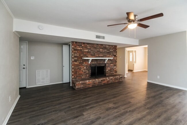 Building Photo - 9214 Willowbrook Dr