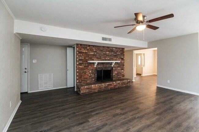 Foto del edificio - 9214 Willowbrook Dr