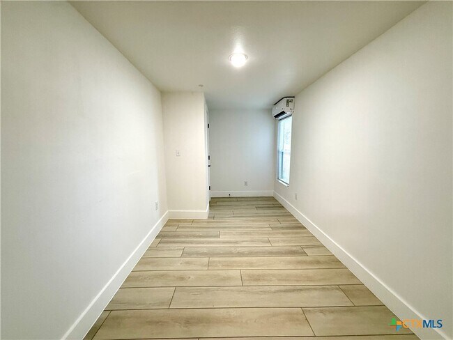 Building Photo - 2204 W San Antonio St