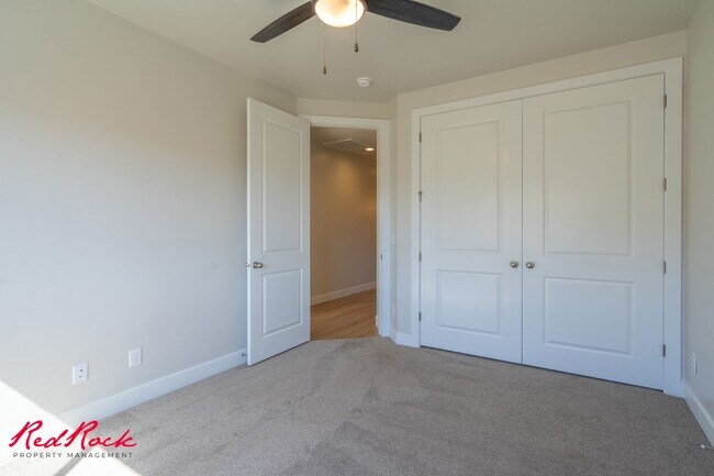 Building Photo - Stylish Townhome with Private Balcony – Do...
