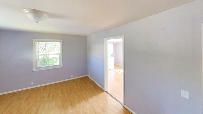 Building Photo - 2 Bedroom, 1 Bathroom Available!