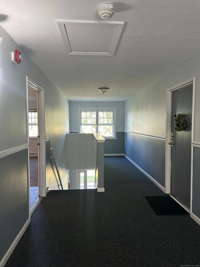 Building Photo - 105 Horse Pond Rd