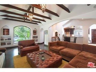 Foto del edificio - 9031 Rosewood Ave