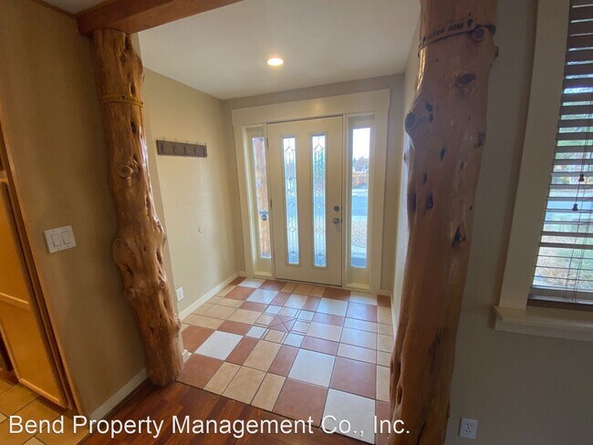 Foto del edificio - 6 br, 2.5 bath House - 1829 NE Monterey Ave.