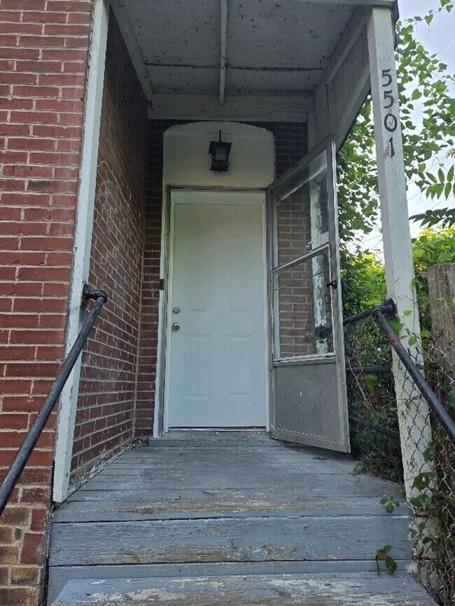 Foto del edificio - 5501 Putnam St