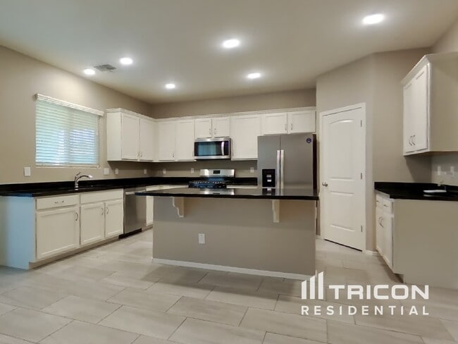 Building Photo - 8706 N 172nd Dr