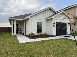 Building Photo - 23 N Soñador Dr