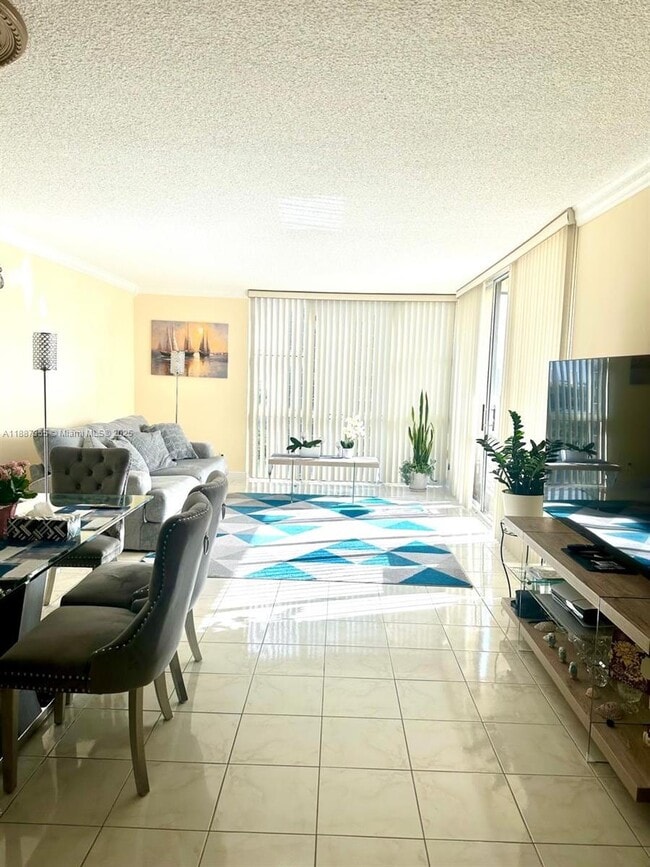 Foto del edificio - 20335 W Country Club Dr