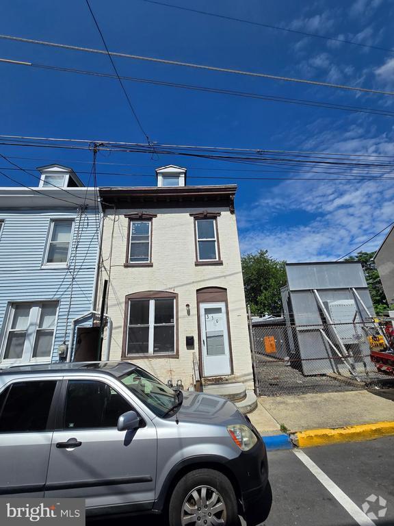 Building Photo - 330 Moss St