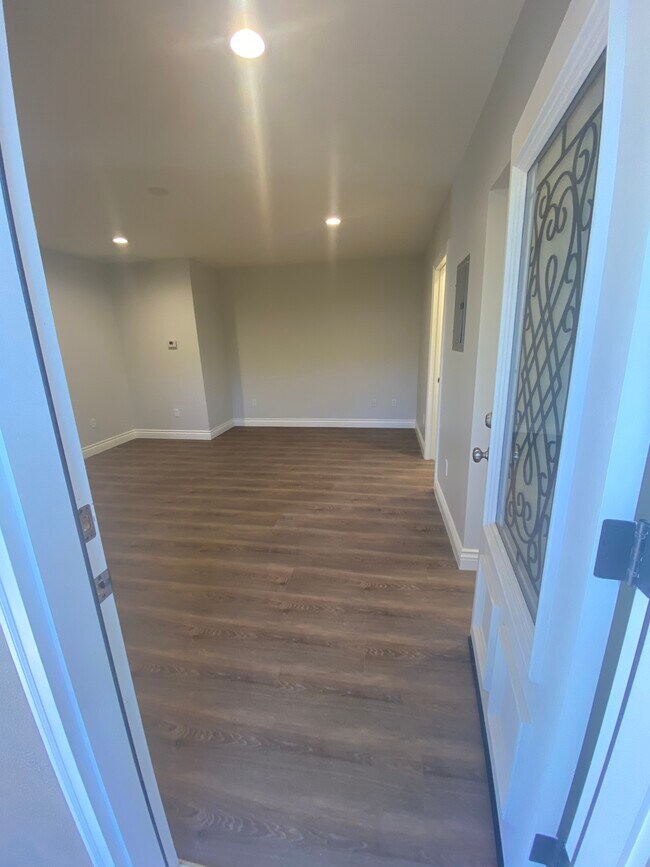 Entry to Living Room - 17531 Osborne St