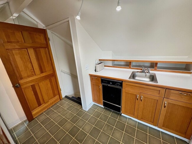 Building Photo - SKIRVIN TRIPLEX