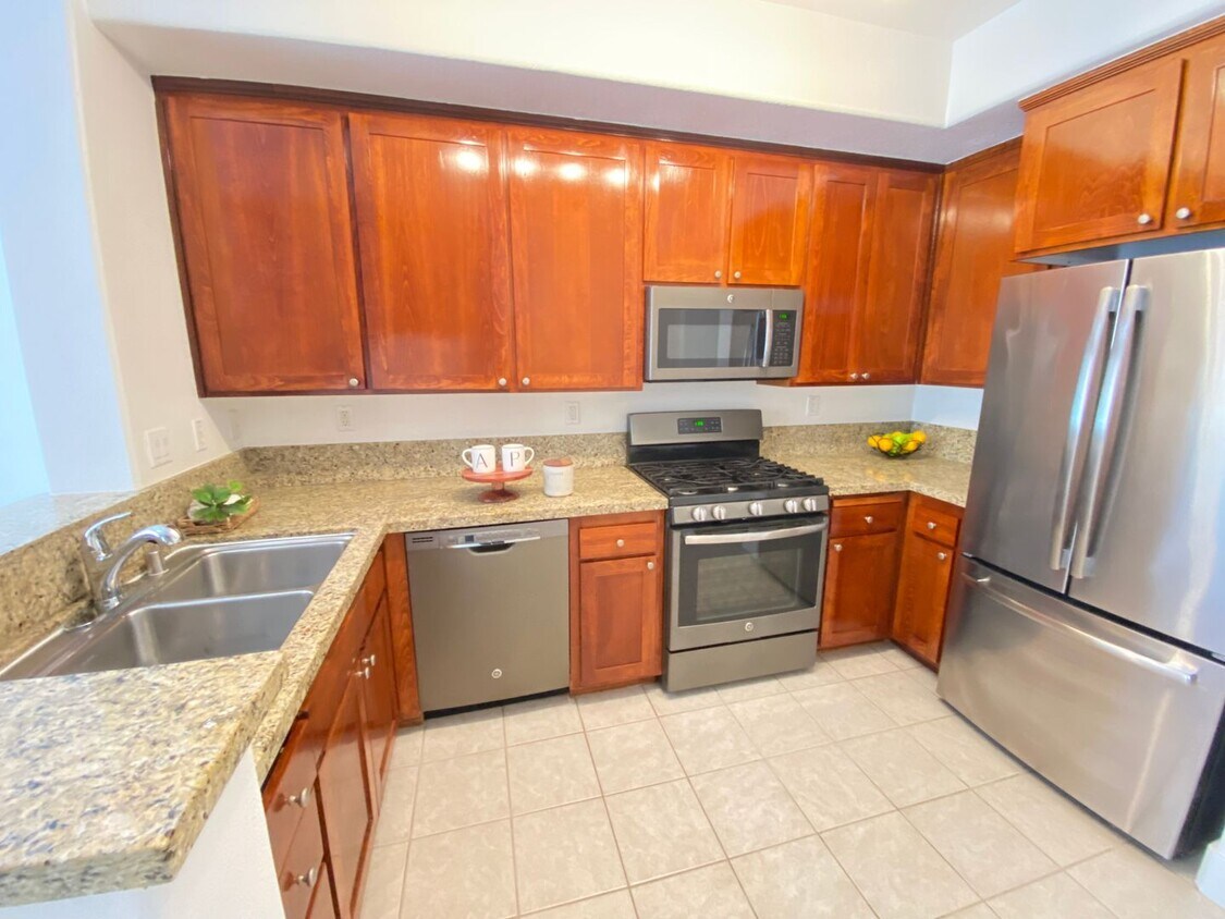 Primary Photo - Advent - Large & Spacious Three Bedroom W/...