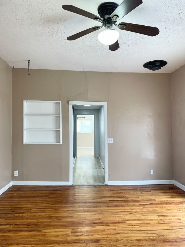 Building Photo - 2 Bedroom Home With Fenced in Yard