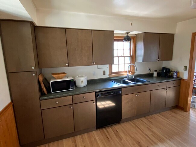 Building Photo - South Highland Park Rambler - 3 blocks fro...