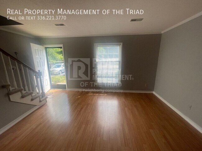 Building Photo - 2 Bedroom (with Bonus Room), 1 1/2 Bath To...