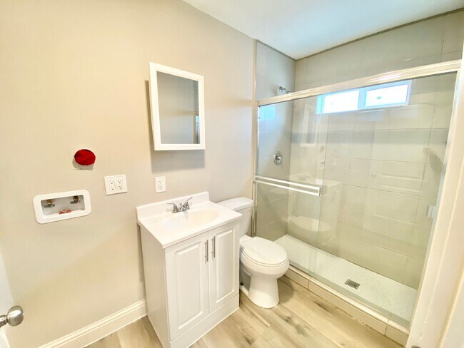 Foto del edificio - Charming 1-Bedroom, 1-Bathroom ADU in a Prime Location – 795 1/2 42nd St