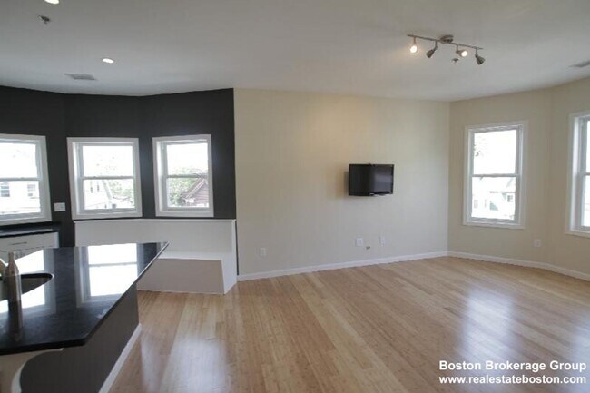 Building Photo - Spacious 4 Bedroom Just Minutes From The G...