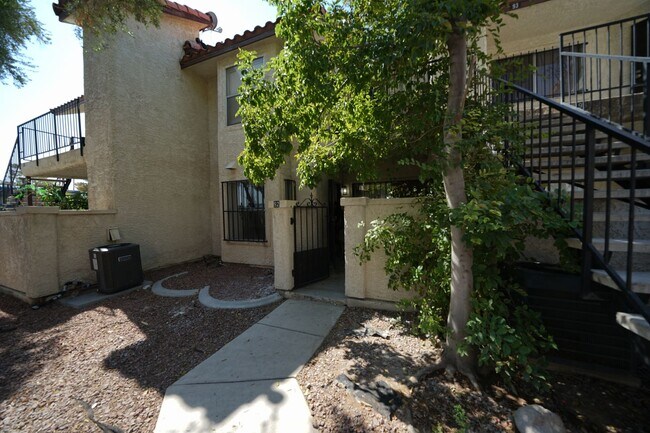Foto del edificio - SHOWINGS AVAILABLE NOW