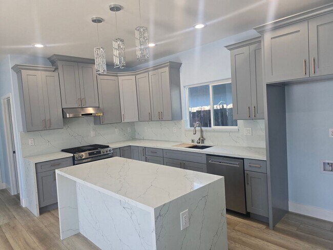 Foto del edificio - Brand-New 3-Bed, 2-Bath ADU with Solar in ...