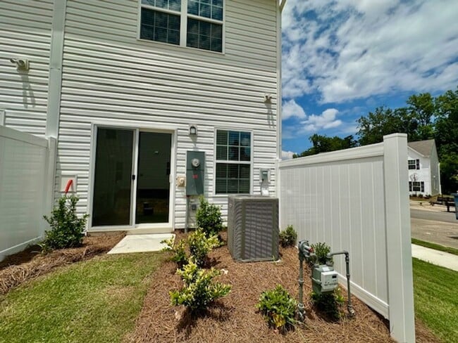 Building Photo - Brand New 2 Bed, 2.5 Bath Townhome in Atwo...