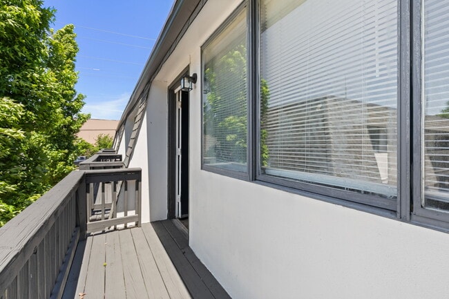 Building Photo - 800 Anderson Ln