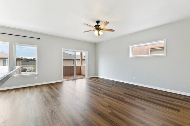 Foto del edificio - Updated Townhome with Views – Minutes to P...