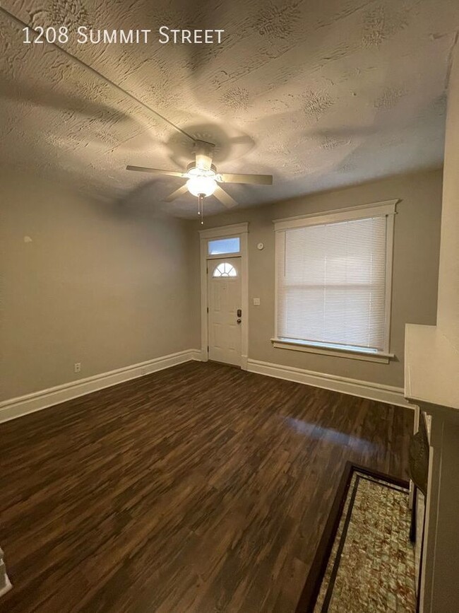 Building Photo - 1 Bed On Summit Street - Near Campus/ Shor...