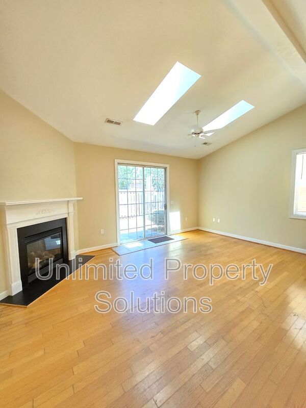 Building Photo - 318 Monlandil Dr