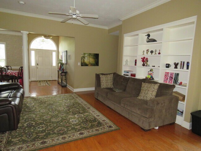 Foto del edificio - 8113 Glenmore Dr