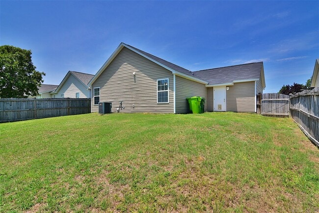 Building Photo - 321 Legend Oaks Dr