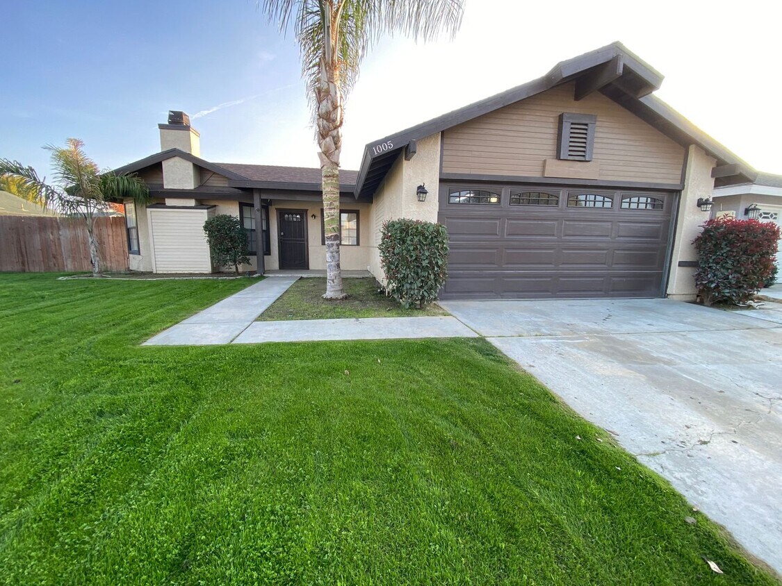 Foto principal - Newley Remodeled SW home featuring 3 BD 2 BA with large back yard
