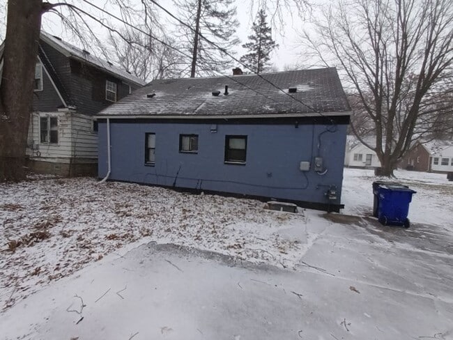 Building Photo - 4 bed, 1 bath bungalow NOW AVAILABLE!