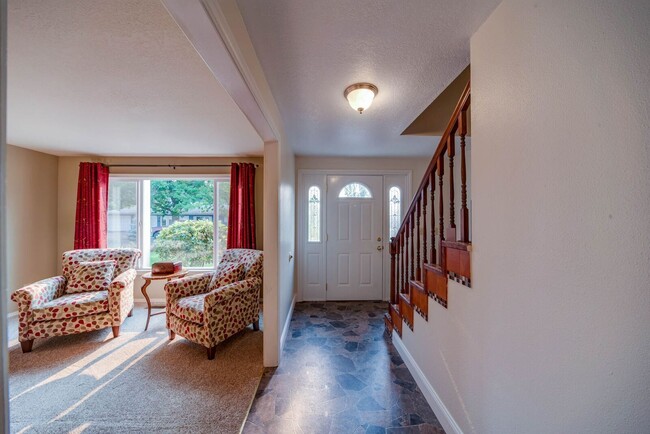 Foto del edificio - Large colonial home in NE Hillsboro