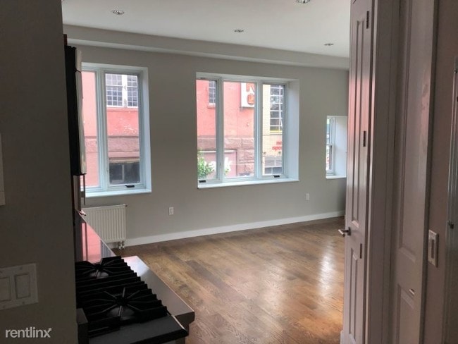 Building Photo - 3 br, 2 bath Townhome - 165 W 10th St