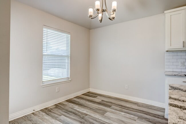 Building Photo - 3 Bedroom 2 Bath House for Lease!!