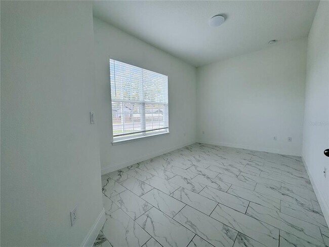 Foto del edificio - 725 Dennis Ave