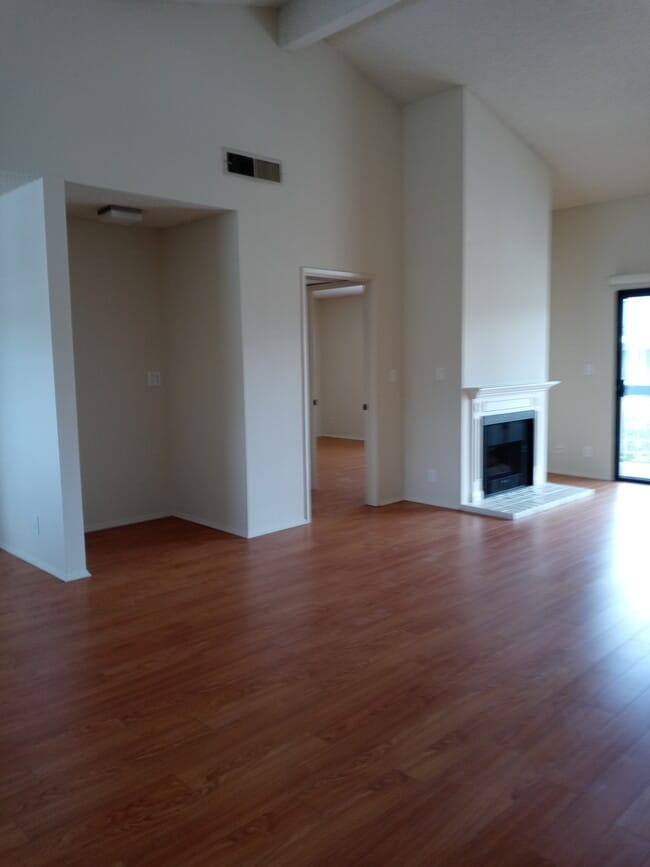 Building Photo - 12840 Moorpark St