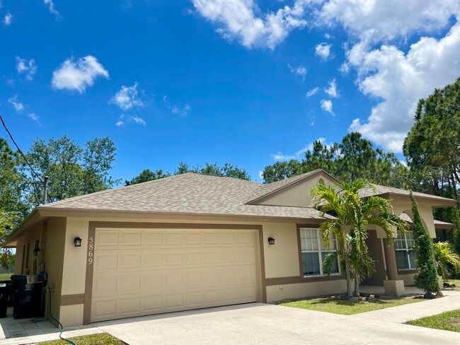 Building Photo - 5869 NW Carovel Ave