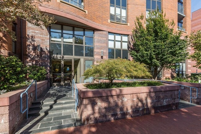Logan Circle One Bedroom Plus Den W/Front Desk, Secured Entry, Pets Welcome, & More! - Logan Circle One Bedroom Plus Den W/Front Desk, Secured Entry, Pets Welcome, & More! Apartment