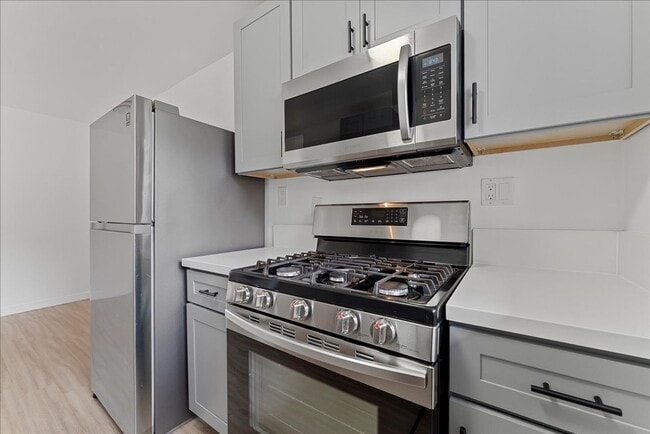 Building Photo - 376 N Ave 57