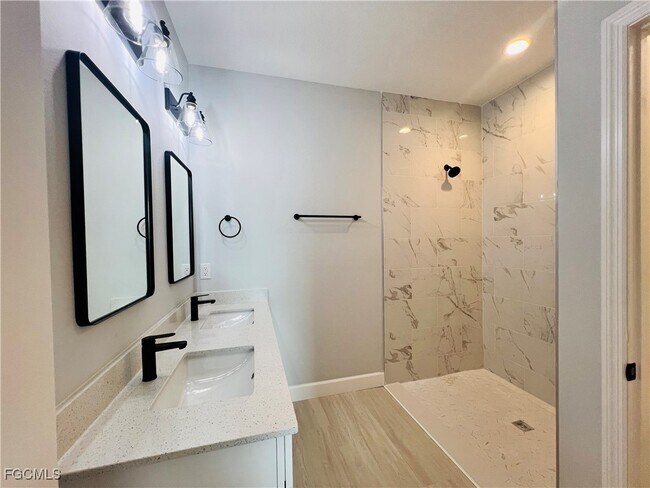 Building Photo - 2718 Helen Pl