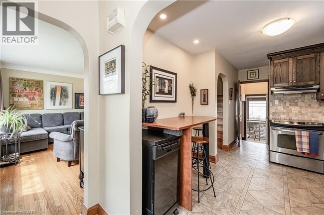 Building Photo - 270 Mansion St