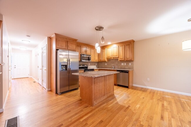 Foto del edificio - Modern 2 Bedroom Condo with Ensuite Baths ...
