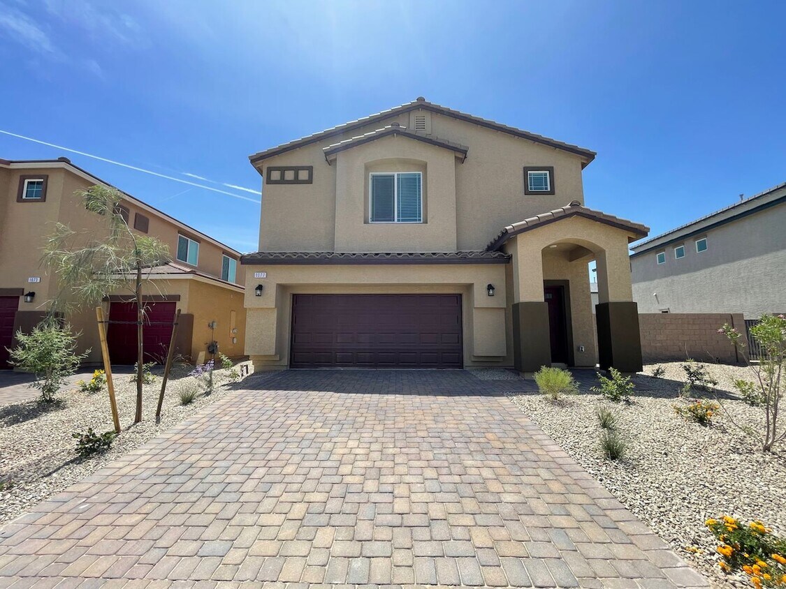 Primary Photo - GATED 5 BED 3 BATH 2 CAR GARAGE w/ 1 BED &...